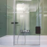 Saurer Glas - Glas im Badezimmer, Altbauwohnung Wien